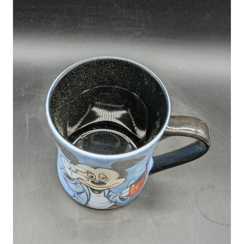 Taza de café de cerámica azul y negra de 355 ml con diseño de Mickey Mouse de Disney Parks y la frase "Cansado por la mañana" imagen 2