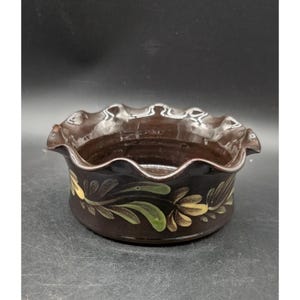 Eldreth Pottery 2006 Gesigneerde kom van rood aardewerk met gegolfde rand en bloemenmotief, bruin, volkskunst, 15 cm