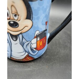 Taza de café de cerámica azul y negra de 355 ml con diseño de Mickey Mouse de Disney Parks y la frase "Cansado por la mañana" imagen 4