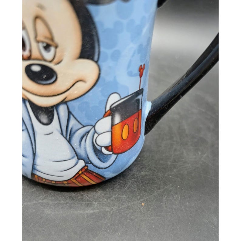 Taza de café de cerámica azul y negra de 355 ml con diseño de Mickey Mouse de Disney Parks y la frase "Cansado por la mañana" imagen 4