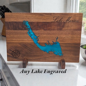 Personalisiertes See-Schneidebrett - Kundenspezifisches Epoxy See-Kartenbrett - Graviertes Hartholzbrett - Haus am See & Hütte Geschenk