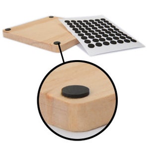 Pu&ograve; includere: Un sottobicchiere quadrato in legno con quattro piedini in gomma nera sul fondo. I piedini sono attaccati al fondo del sottobicchiere.