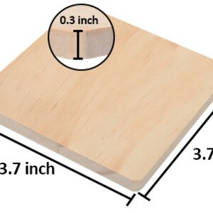 Pu&ograve; includere: Un sottobicchiere quadrato in legno che misura 9,4 cm per 9,4 cm e 0,8 cm di spessore.