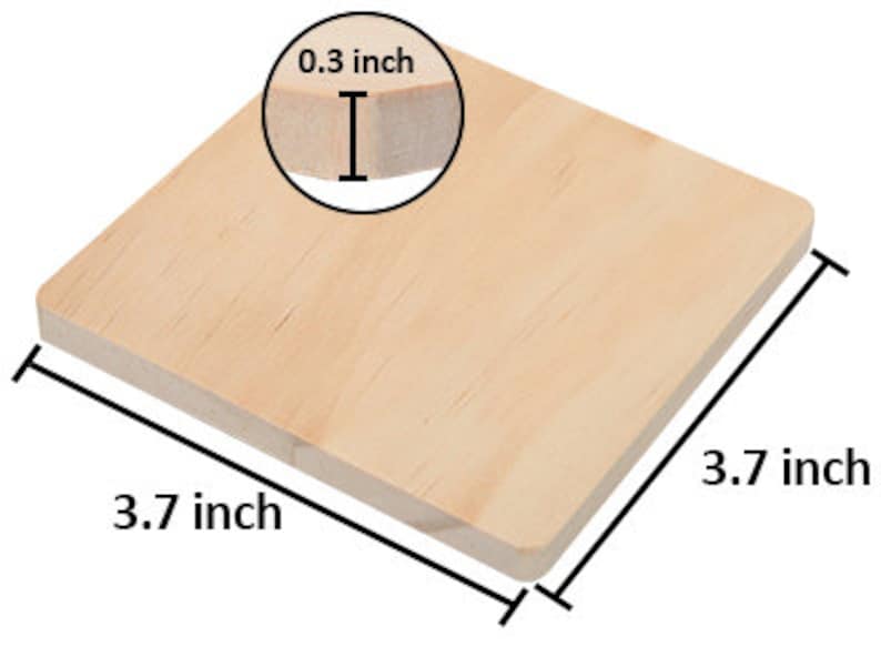 Pu&ograve; includere: Un sottobicchiere quadrato in legno che misura 9,4 cm per 9,4 cm e 0,8 cm di spessore.