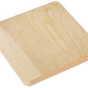 Pu&ograve; includere: Un tagliere quadrato in legno di colore marrone chiaro con una superficie liscia.