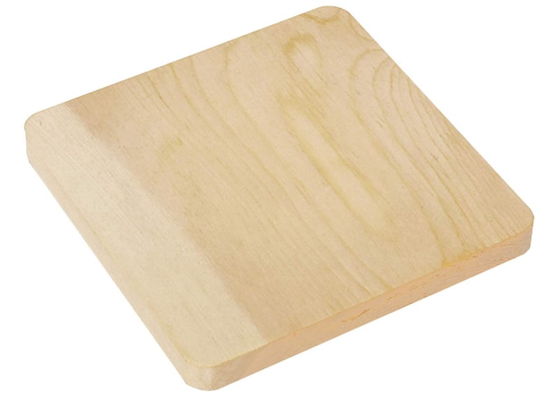Pu&ograve; includere: Un tagliere quadrato in legno di colore marrone chiaro con una superficie liscia.