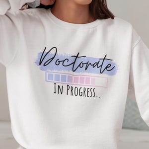 Doktorsexamen pågår, personlig unisex-tröja, doktor laddar, doktorandpresent till henne, tröjapresent till doktorstudent grattis doktor