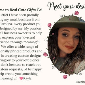 Puede incluir: Imagen promocional para Real Cute Gifts Co. presenta a una mujer con un sombrero verde, rodeada por un borde floral. El texto incluye "Conoce a tu dise&ntilde;ador" y un mensaje de bienvenida de la propietaria, Kayla.