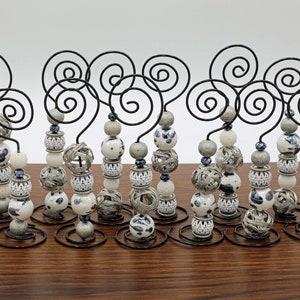 Soportes para tarjetas de lugar/números de mesa (juego de 12) Cuentas blancas y grises con alambre negro
