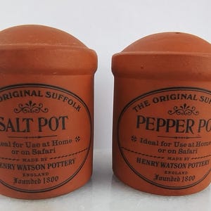Vintage The Original Suffolk Terracotta Salt & Peppar Krukor av Henry Watson Pottery, England