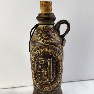 Könnte beinhalten: Rustikales Holzschild mit dem Text "Welcome to our home" in weißen Buchstaben. Das Schild hat eine Used-Optik und ein schlichtes, einladendes Design, ideal für die Dekoration der Haustür.