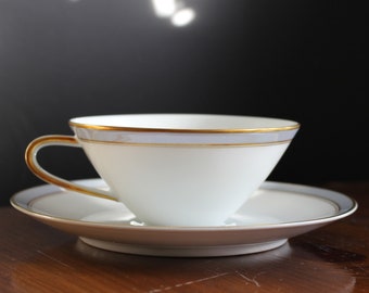 Elegant Vintage Hutschenreuther Selb Bavaria Germany Teacup with Saucer 1939-1965 Collectable