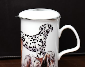 Op de afbeelding: Witte keramische theemok met een deksel en een handvat. De mok heeft een zwart-witte dalmatiër en twee bruine en witte honden.