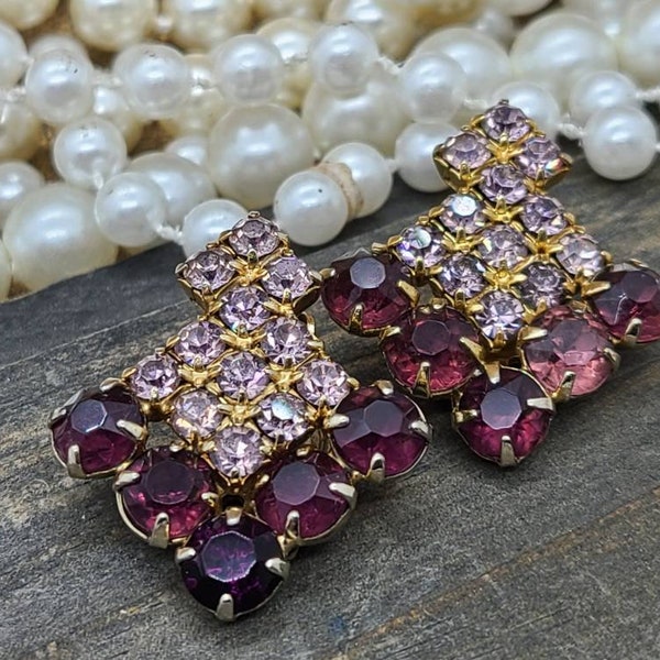 Vintage Unsigned Amethyst-Purple & Lavender Rhinestone Geometric Mod Clip-On Earrings Prong-Set Gold-Tone 1"