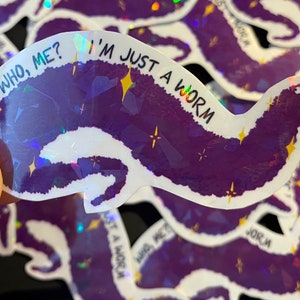 Wie, ik? Ik ben gewoon een worm Holografische Sticker Labyrint Worm op een string queer