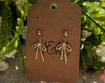 Pendientes de cinta dorada