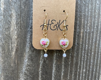 Pendientes colgantes de corazones florales de estilo vintage con perlas