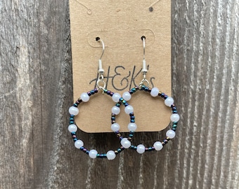Pendientes de aro con perlas negras blancas y moradas