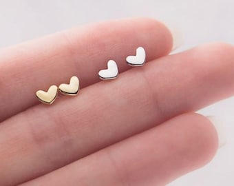 Pequeños pendientes de corazón de plata de ley: joyería minimalista unisex