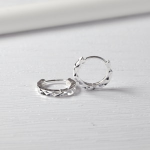 Diamond Cut Silver Huggie Earring, Diamond Hoop Earring, Simple Silver Hoop Huggie Earring, Women and Men Huggie, Unisex Huggie