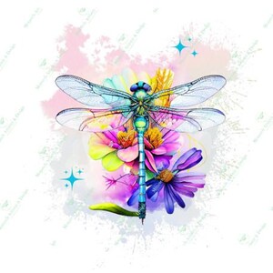 Op de afbeelding: Een kleurrijke libel met blauwe vleugels en een groen lichaam zit op een tros roze, paarse en gele bloemen. De achtergrond is een aquarel in roze en blauw.