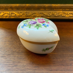 Vintage porcelain handpainted Herend Hungary - Porcelain Bowl with Lid - Jewelry Box - First Quality - Excellent Condition