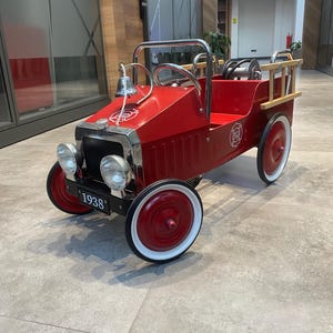 Vintage metalen trapauto - trapauto brandweermanthema, klassiek speelgoedauto voor verzamelaars, unieke retro trapauto, antieke speelgoedauto