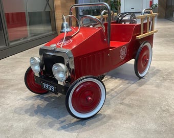 Coche de pedales de bombero vintage: juguete de metal coleccionable para montar