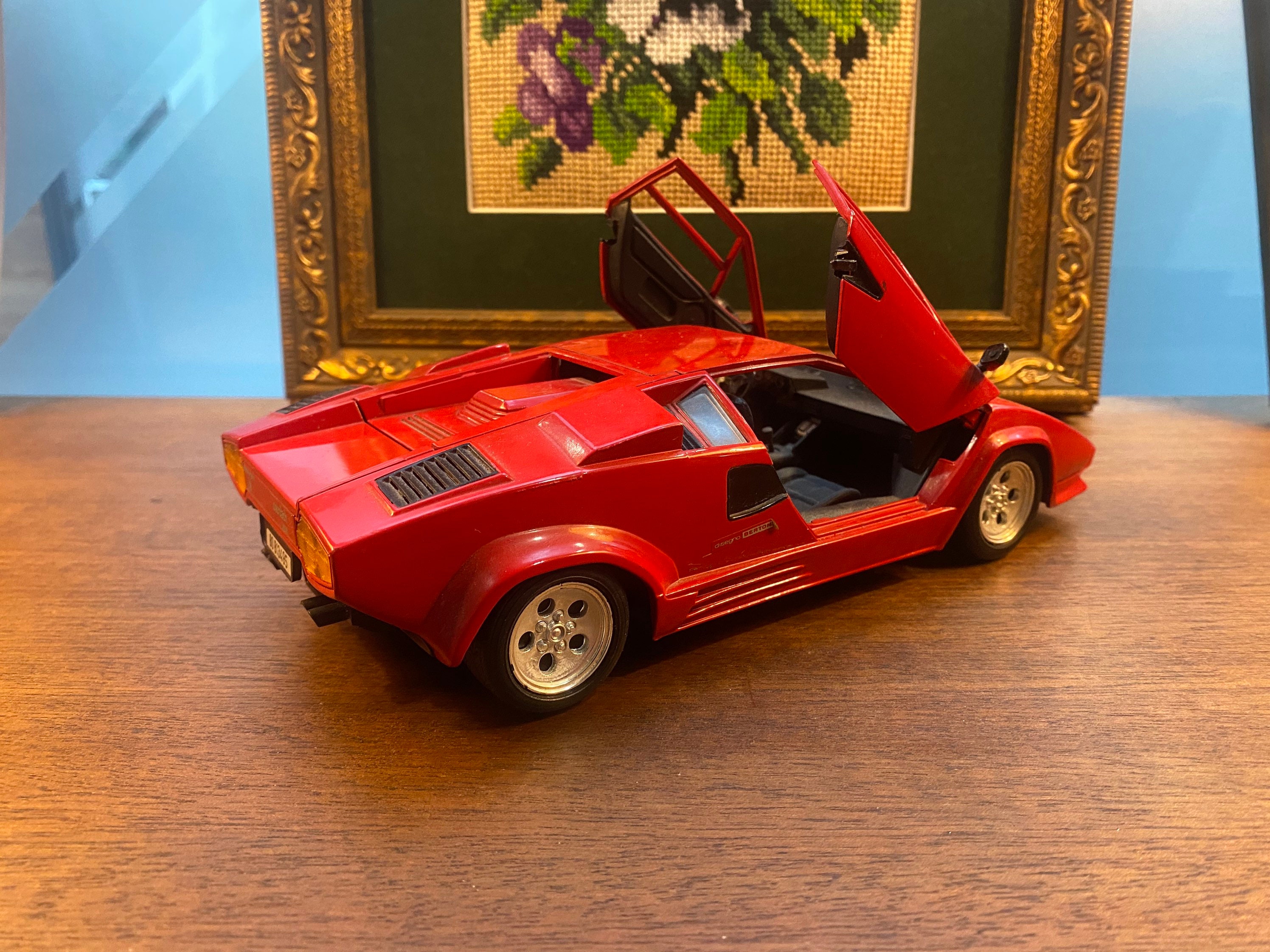 ランボルギーニ コンタッチ ダイキャストカー 1/18スケール