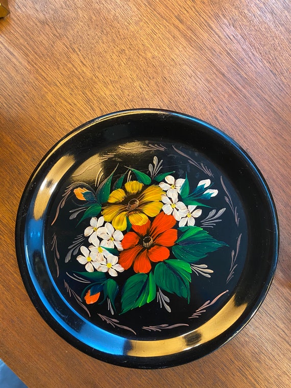 Petit plateau métal peint Noir à décor de fleurs Origine