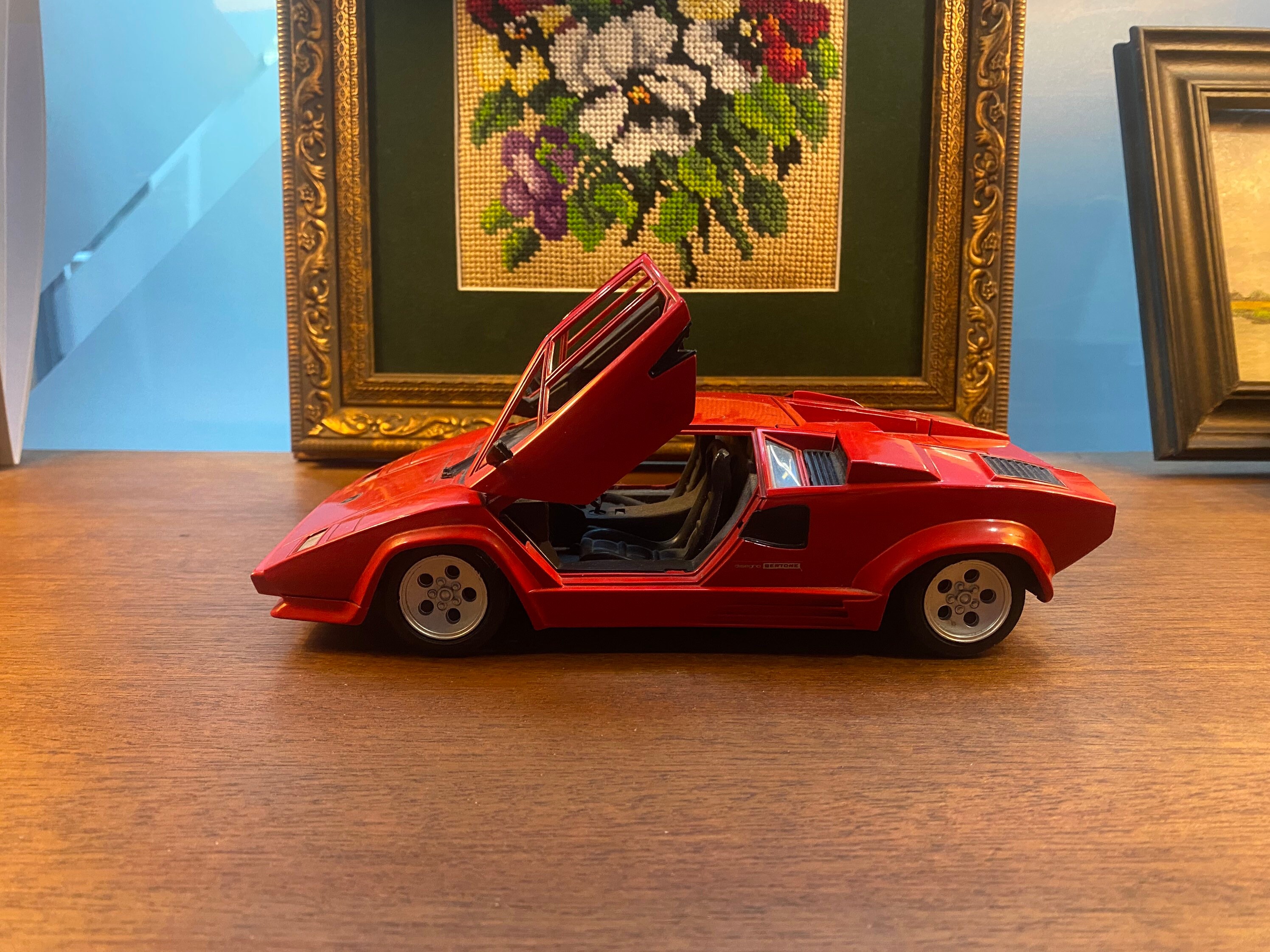 ランボルギーニ コンタッチ ダイキャストカー 1/18スケール