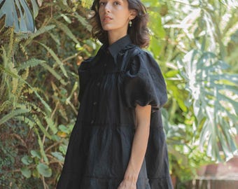 Minivestido de lino negro – Vestido camisero escalonado con mangas abullonadas hecho a mano
