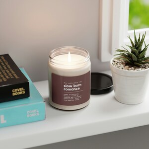 Vela de soja perfumada con tropos de libros y romance de combustión lenta / regalo para ella, regalo para lectores, vela para amantes de los libros, remera con tropos de libros, vela literaria imagen 4
