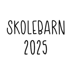Könnte beinhalten: Schwarzer Text auf weißem Hintergrund: "SKOLEBARN 2025". Der Text ist in handschriftlichem Stil gehalten, wobei die Zahlen 2025 unter dem Wort SKOLEBARN gestapelt sind.
