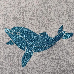 Könnte beinhalten: Eine blaue Glitzer-Delfin-Silhouette auf weißem Hintergrund.
