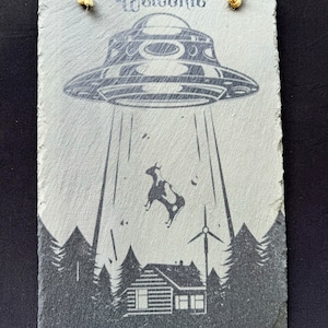 UFO Cow Abduction Welcome Slate Sign – Funny Alien Decor, Sci-Fi Farmhouse Wall Art, Laser Engraved Slate, UFO Gift for Him or Her