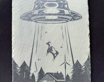 UFO Cow Abduction Welcome Slate Sign – Funny Alien Decor, Sci-Fi Farmhouse Wall Art, Laser Engraved Slate, UFO Gift for Him or Her