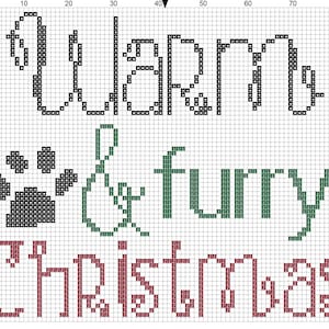 Könnte beinhalten: Kreuzstichmuster mit den Worten "Warm & Furry Christmas" in Schwarz, Grün und Rot. Ein Pfotenabdruck ist ebenfalls enthalten. Das Muster befindet sich auf einem Raster, geeignet für Stick- oder Kreuzstichprojekte.