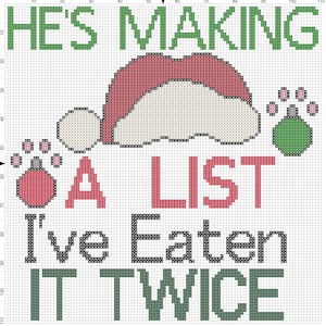 Könnte beinhalten: Ein Kreuzstichmuster auf einem Raster mit einer rot-weißen Weihnachtsmannmütze, einer rosa Kugel, einer grünen Kugel und Pfotenabdrücken. Der Text lautet: HE'S MAKING A LIST I've Eaten IT TWICE. Das Design verwendet die Farben Grün, Rot, Rosa, Schwarz und Weiß.