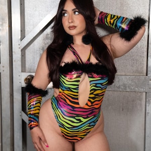 Untamed Vice - Body imprimé tigre arc-en-ciel avec bordure en fausse fourrure | Tenue rave du festival