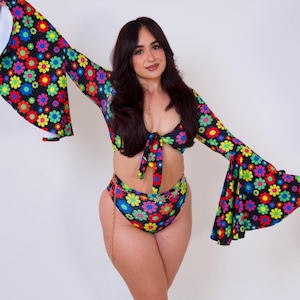 Hippy-Kostüm | Retro Daisy Print Rave Set - Festival 2-teiliges Outfit mit ausgestellten Ärmeln, hoch taillierter Hose und Boho-Halloween-Kostüm