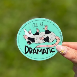 Naklejka z dramatycznym oposem: sztuka winylowa, prezent dla miłośnika zwierząt