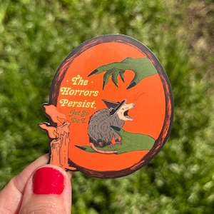 Pegatina: Los horrores persisten y yo también Dramático Zarigüeya Planificador de zarigüeyas, Manualidades, Pegatinas de vinilo, Vida salvaje, Rehabilitación de animales, Amante de los animales