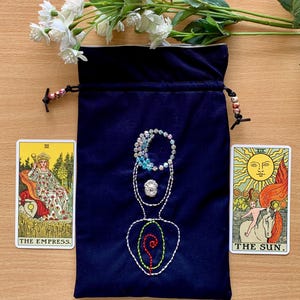 Sac de tarot bleu tenant la lune