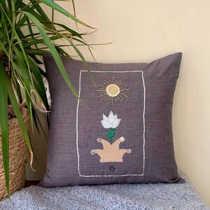 Housse de coussin grise brodée à la main 33 x 33 cm - The Fool