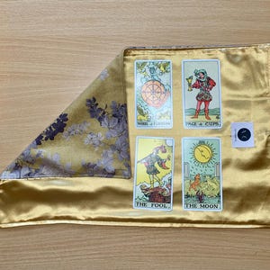 Grijze en oranje tarotwikkel/altaardoek met bloemen