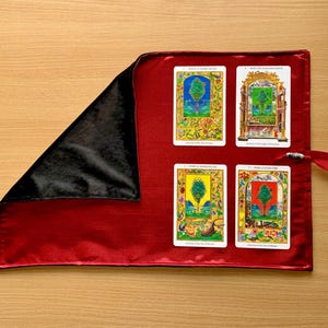Nappes d'autel et de tarot noires et rouges avec ruban rouge