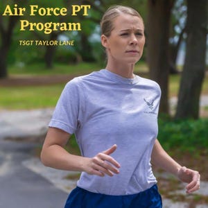 Può includere: Una donna con una maglietta grigia con il logo della US Air Force corre su un sentiero asfaltato. Il testo "Air Force PT Program" e "TSGT TAYLOR LANE" è visualizzato sopra di lei.
