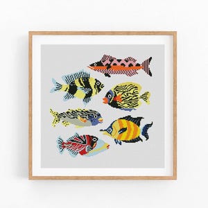 Pode incluir: Um design de ponto cruz enquadrado com sete peixes coloridos com vários padrões e desenhos. Os peixes estão dispostos em um padrão escalonado sobre um fundo cinza claro.