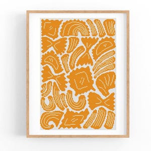 Peut inclure: Une affiche encadrée présentant un motif répété de différentes formes de pâtes orange sur fond blanc. Les formes de pâtes incluent des farfalles, des coquillages et des tubes. L'œuvre est encadrée dans un cadre en bois brun clair.